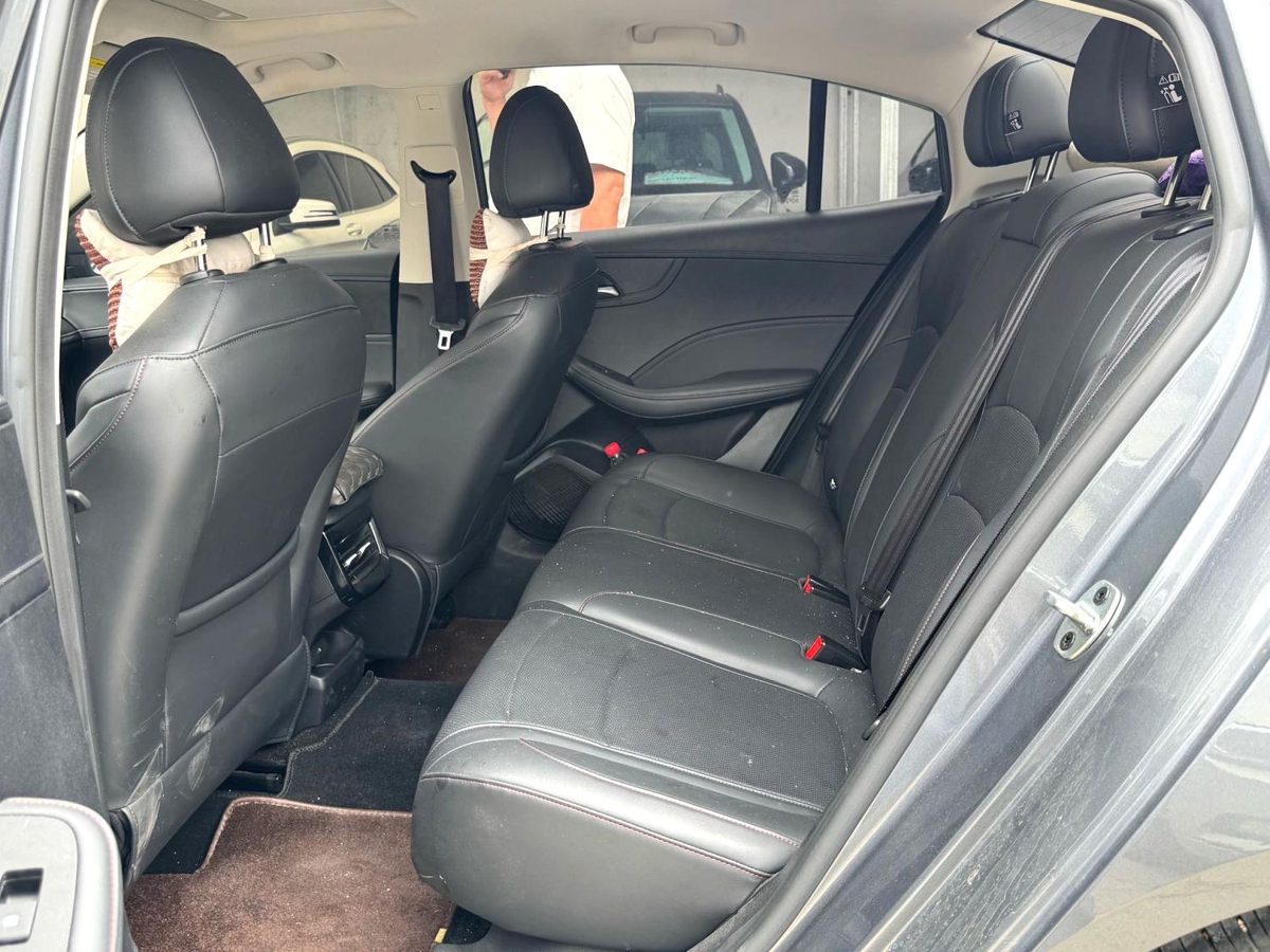 2024 Roewe i5 manual with sunroof photo 8