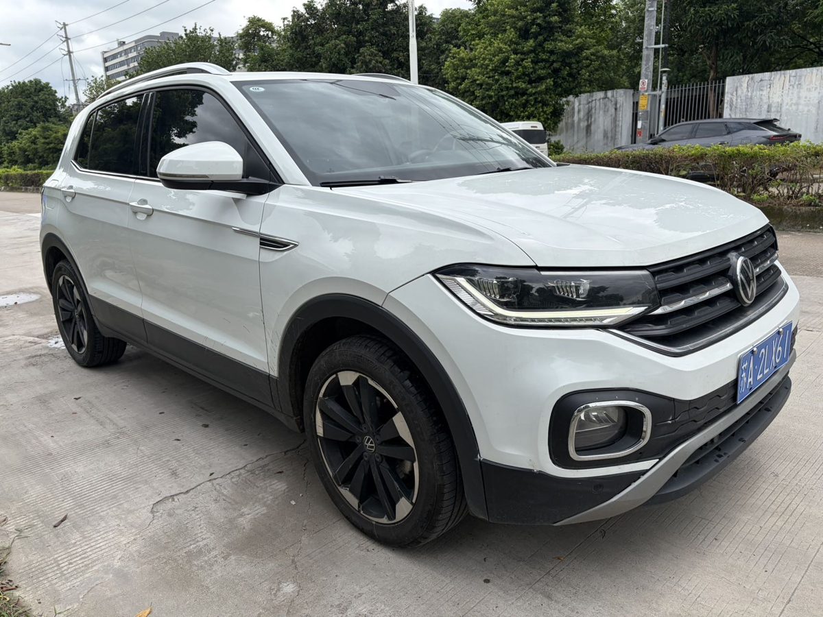 2024 VW Tacqua auto with sunroof photo 3