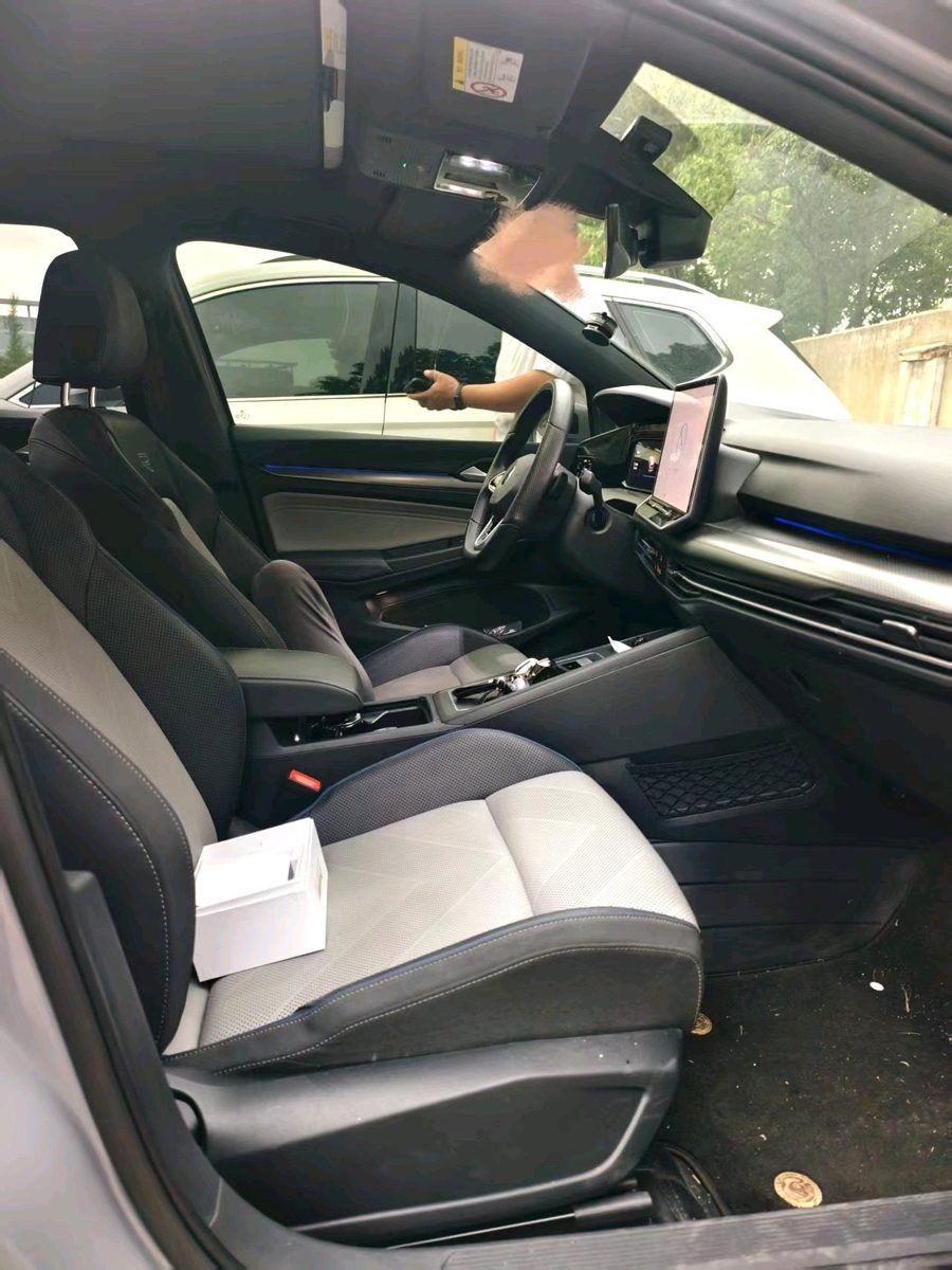 2025 Golf 8.5 R-line photo 6