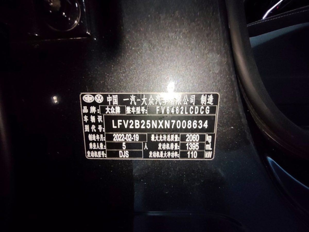 Nameplate and VIN plate of 2022 VW TAYRON 280TSI LUXURY SMRAT CONNECT EDITION
