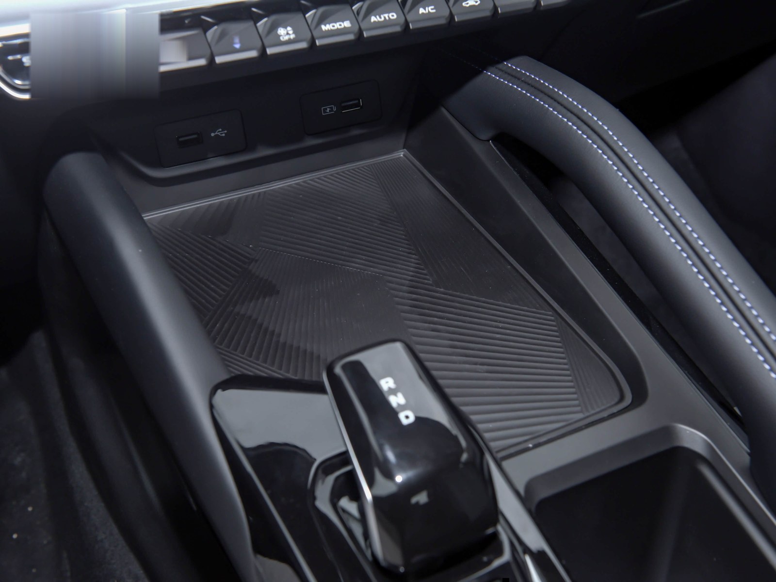 Coolray dashboard and center screen