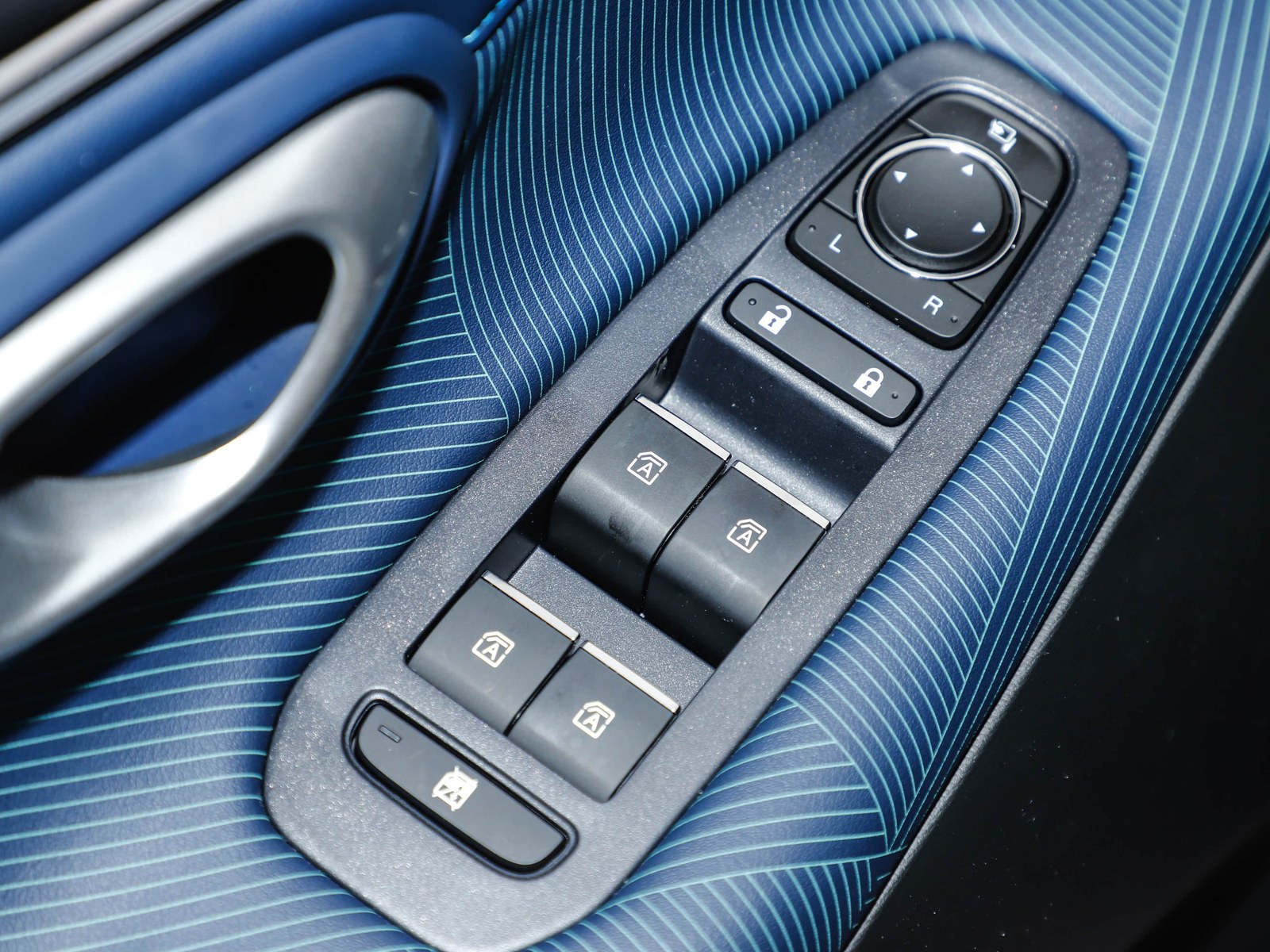 GS3 interior door panel and window controls