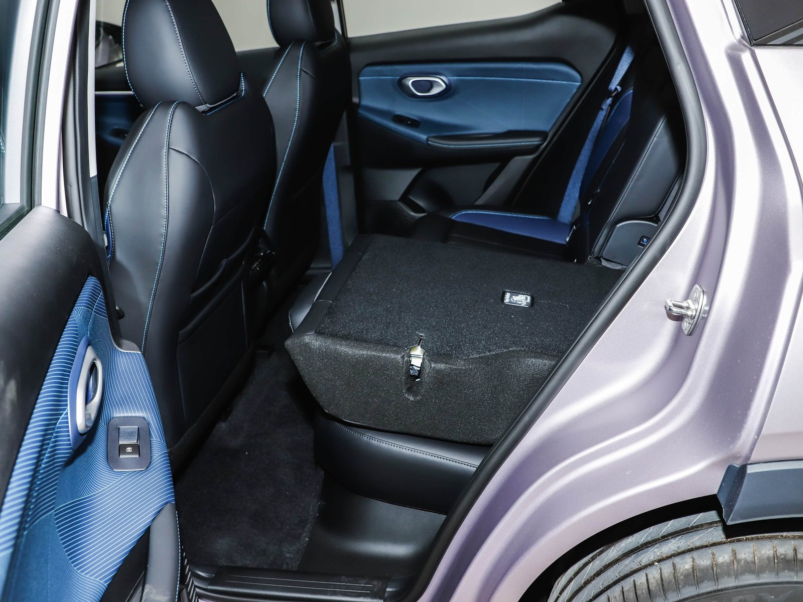 GS3 rear seat, door open