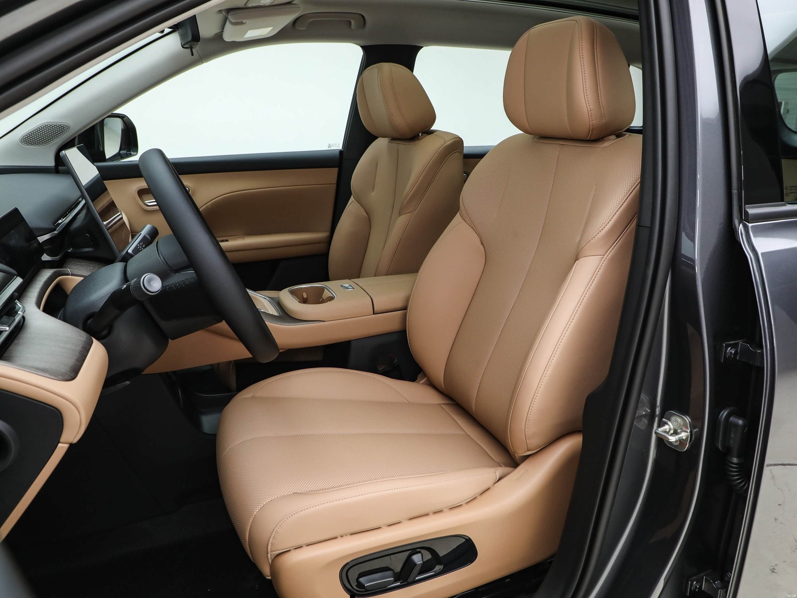 GS4 rear seat, door open