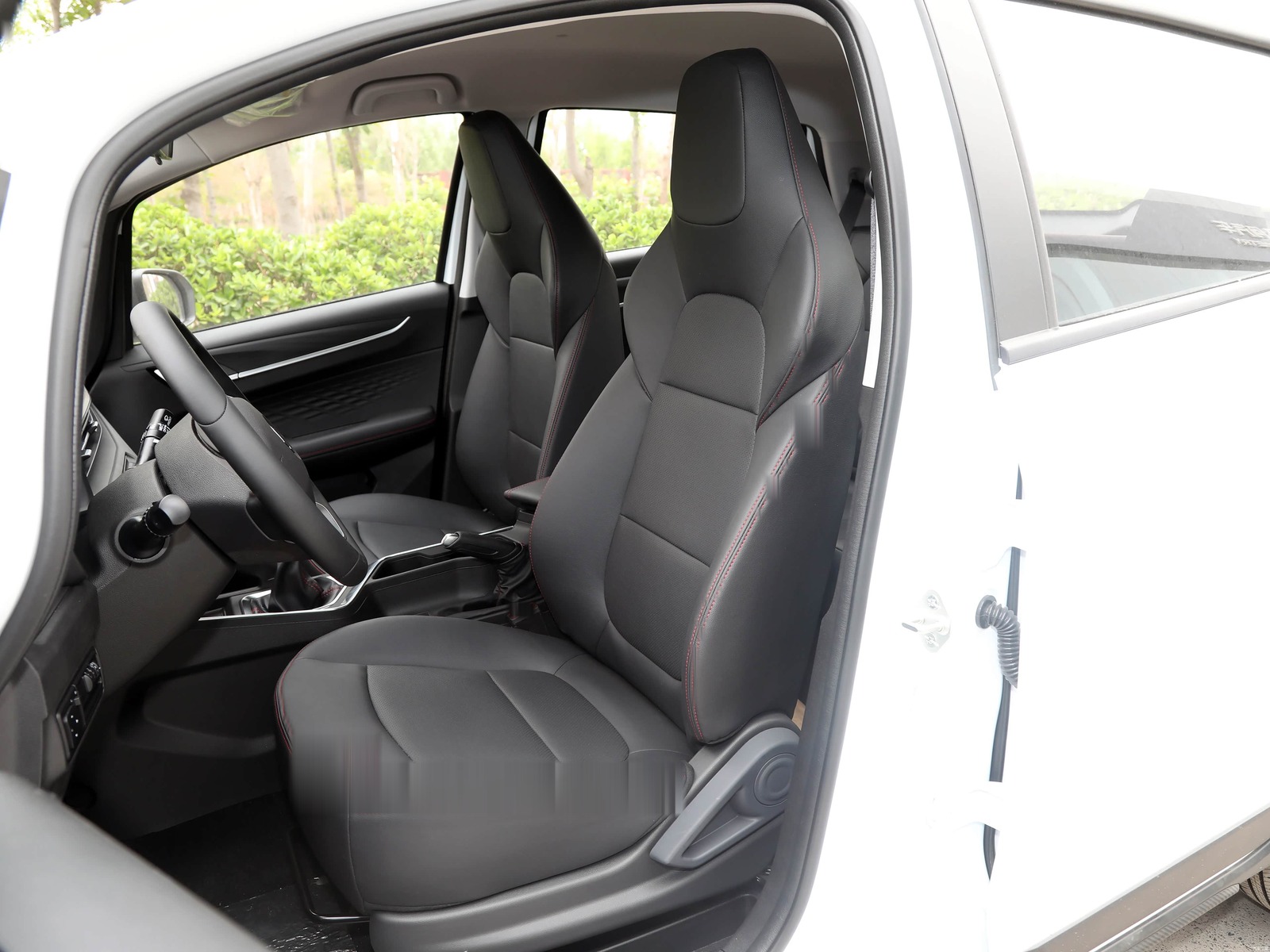 X3 PRO rear seat, door open